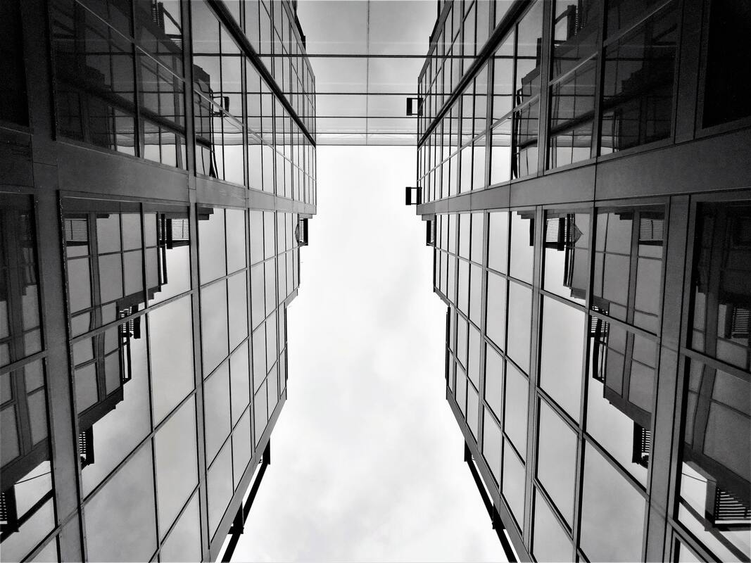 город, мегаполис, небоскребы, вид снизу, черно белые