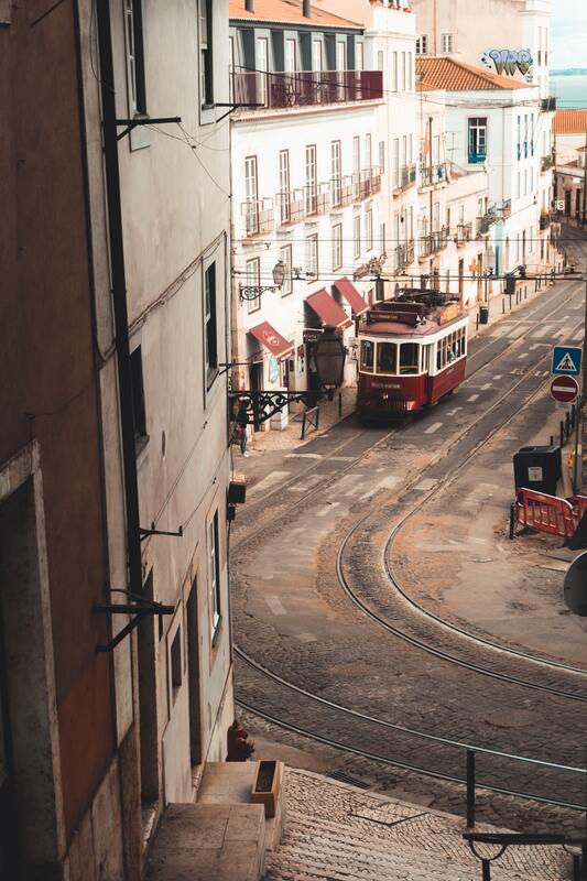 улица, каменная кладка, архитектура, булыжная мостовая, трамвай