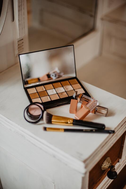 косметика, тени для глаз, макияж, кисти для макияжа, губная помада