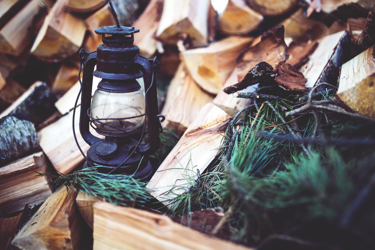лампа, фонарь, поленница 