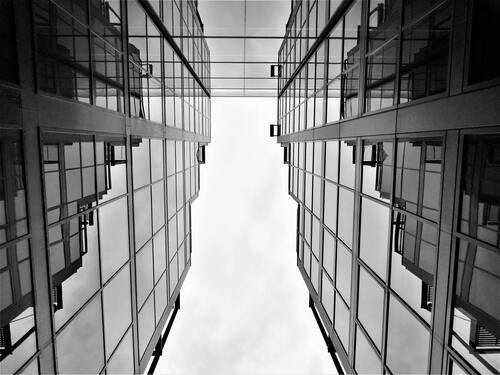 город, мегаполис, небоскребы, вид снизу, черно белые